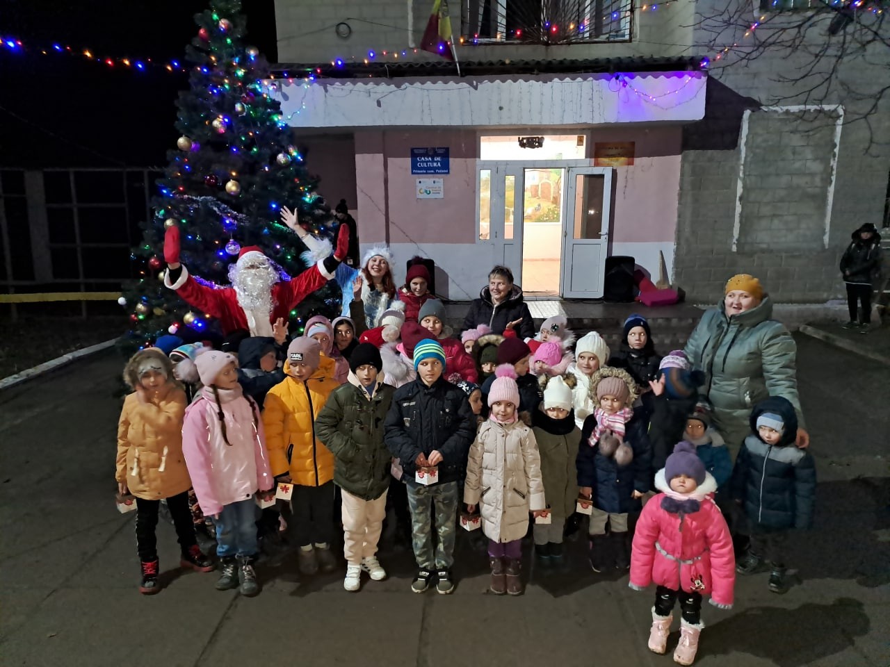 Echipa Partidului „ȘOR” a desfășurat și în acest an campania de inaugurare a pomilor de Crăciun, în localitățile administrate de reprezentanții formațiunii