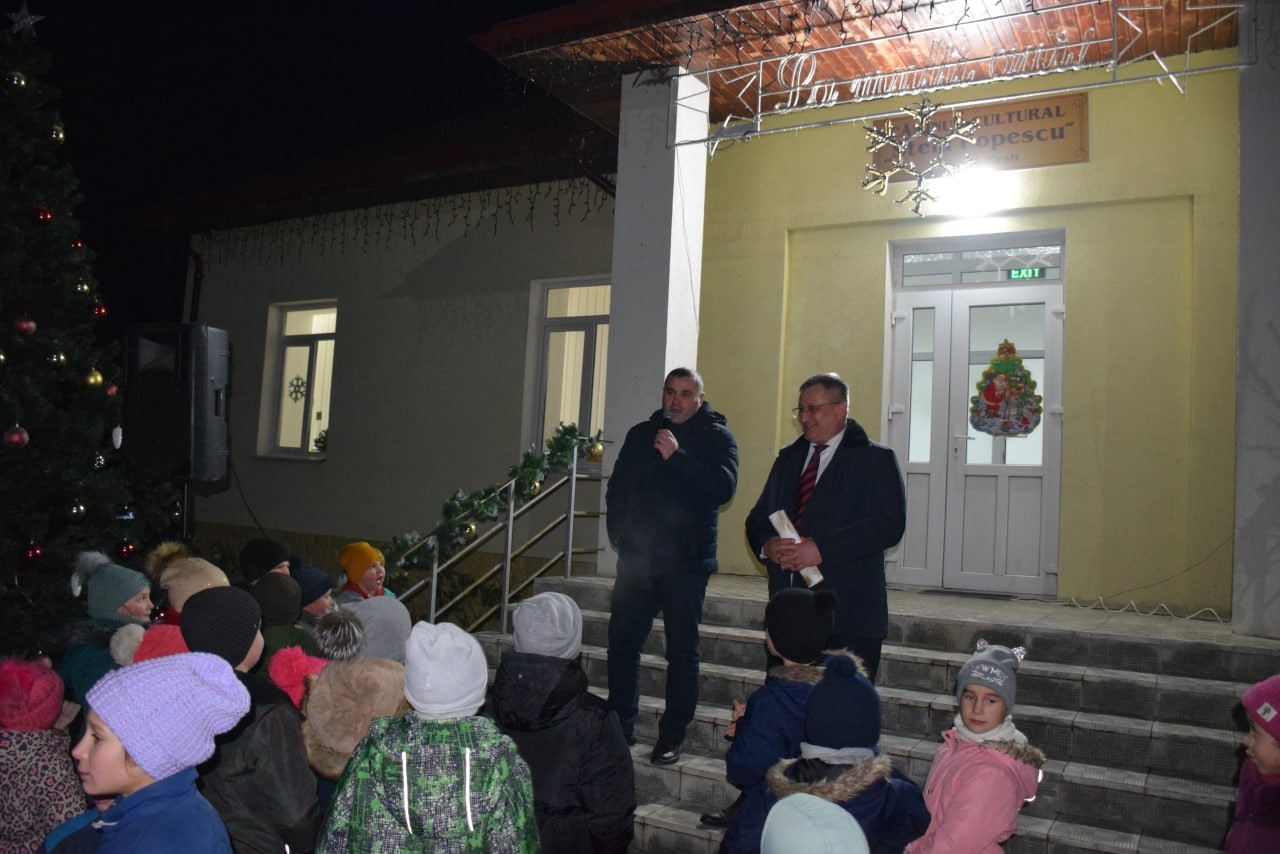 Echipa Partidului „ȘOR” a desfășurat și în acest an campania de inaugurare a pomilor de Crăciun, în localitățile administrate de reprezentanții formațiunii