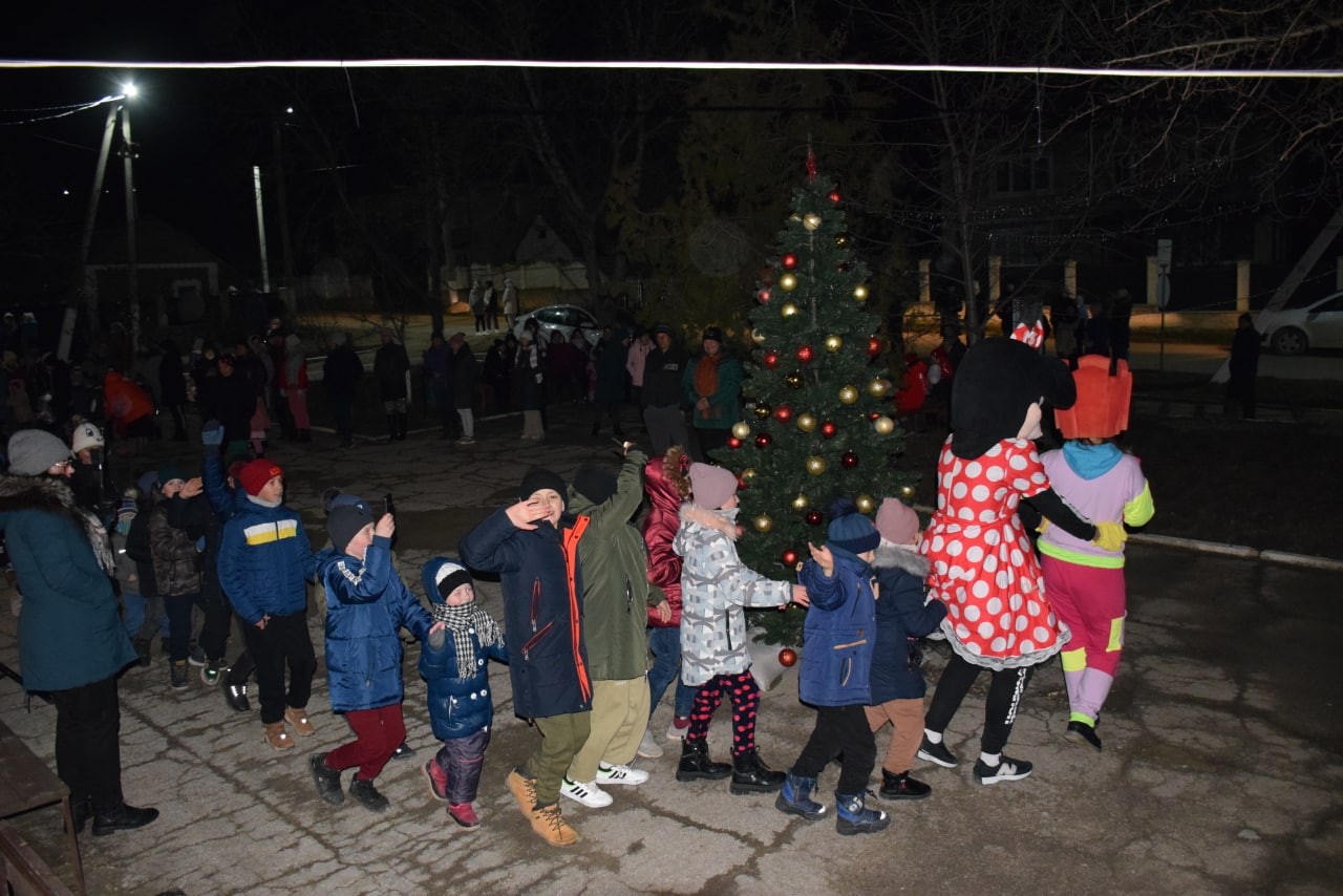 Echipa Partidului „ȘOR” a desfășurat și în acest an campania de inaugurare a pomilor de Crăciun, în localitățile administrate de reprezentanții formațiunii