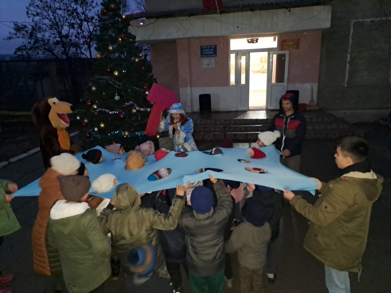 Echipa Partidului „ȘOR” a desfășurat și în acest an campania de inaugurare a pomilor de Crăciun, în localitățile administrate de reprezentanții formațiunii