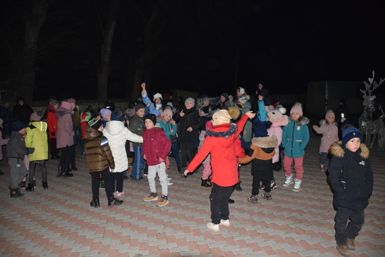 Echipa Partidului „ȘOR” a desfășurat și în acest an campania de inaugurare a pomilor de Crăciun, în localitățile administrate de reprezentanții formațiunii