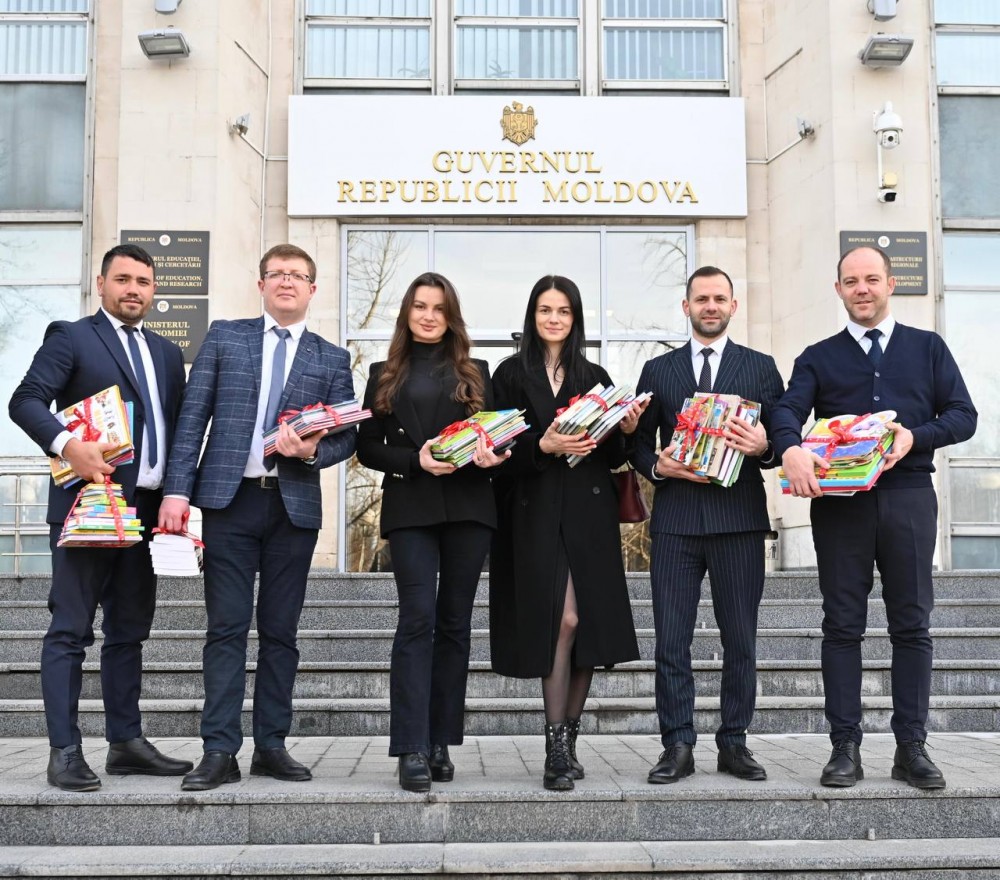 FOTO // Guvernul apreciază gestul companiei PROIMOBIL: „Biblioteca de sub brad” unește și solidarizează