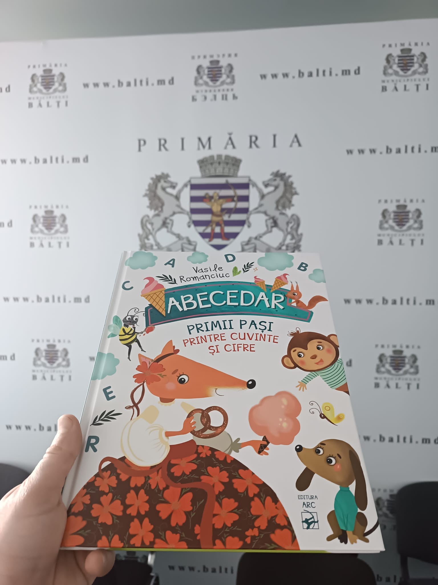 Grigorișin a primit în dar un ABECEDAR. Cine i-a oferit cadoul sugestiv