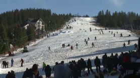 Pârtiile cu zăpadă artificială din România, luate cu asalt de turiști. Săniuțele abia au avut loc pe sectorul alocat copiilor