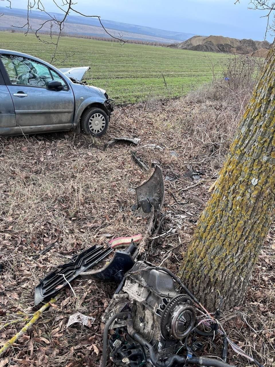FOTO // Accident teribil la Hîncești. O tânără a murit pe loc