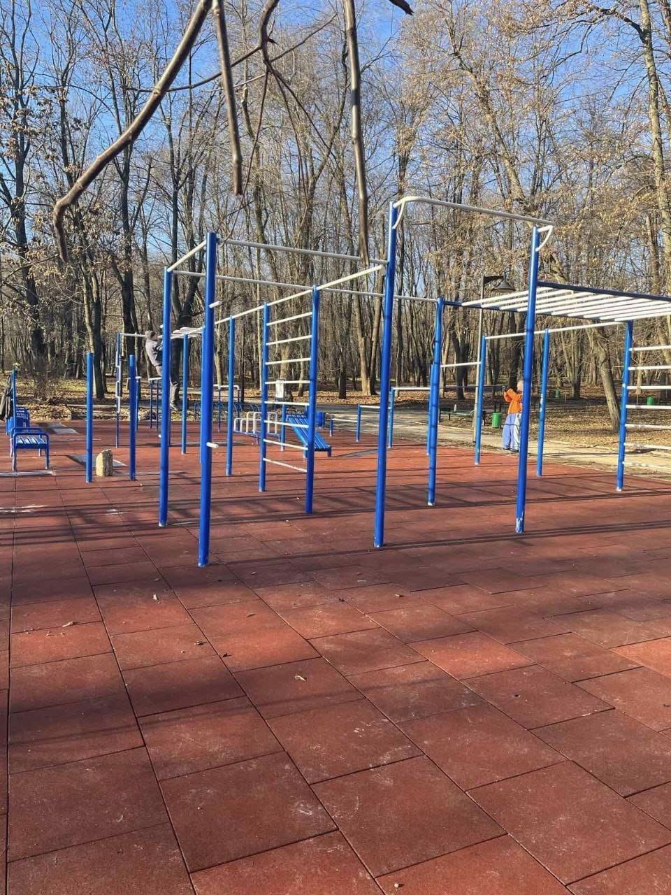 FOTO // Un nou teren de fitness a fost amenajat în Parcul Valea Trandafirilor