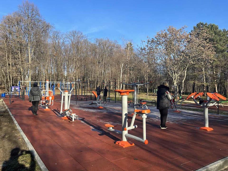 FOTO // Un nou teren de fitness a fost amenajat în Parcul Valea Trandafirilor