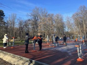 FOTO // Un nou teren de fitness a fost amenajat în Parcul Valea Trandafirilor