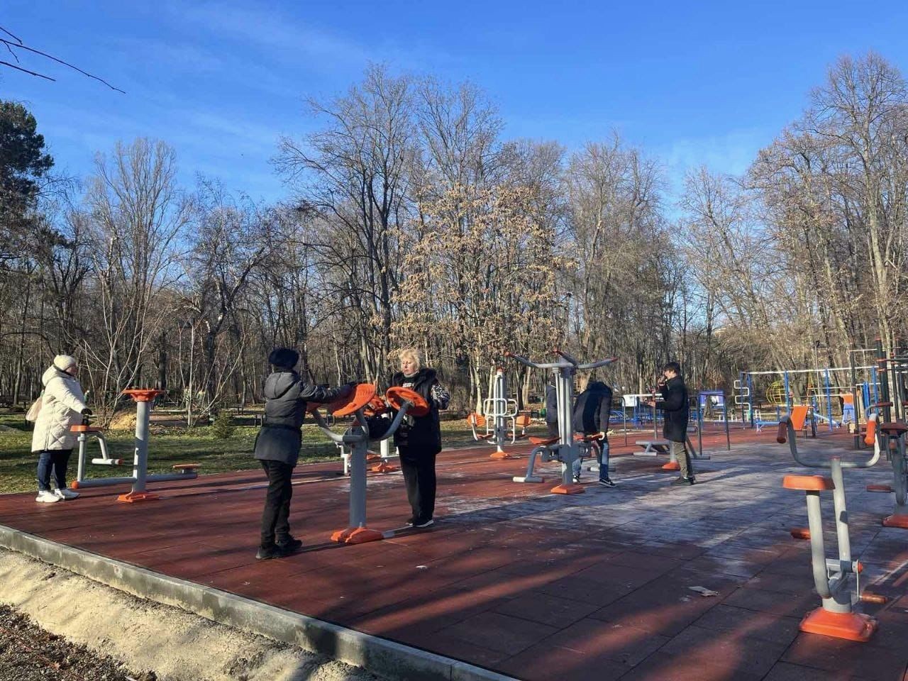 FOTO // Un nou teren de fitness a fost amenajat în Parcul Valea Trandafirilor