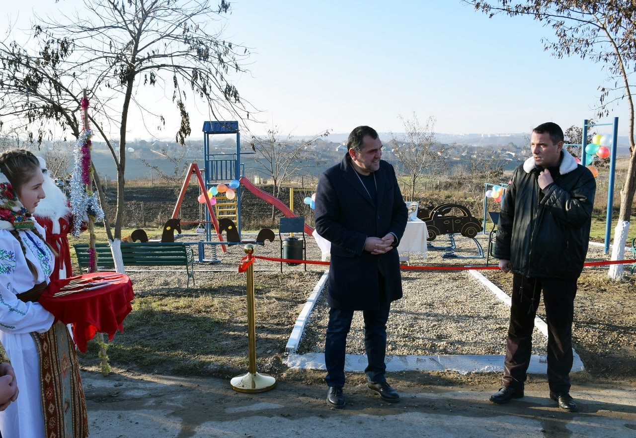 FOTO/VIDEO: Echipa Partidului „ȘOR” continuă să construiască terenuri de joacă