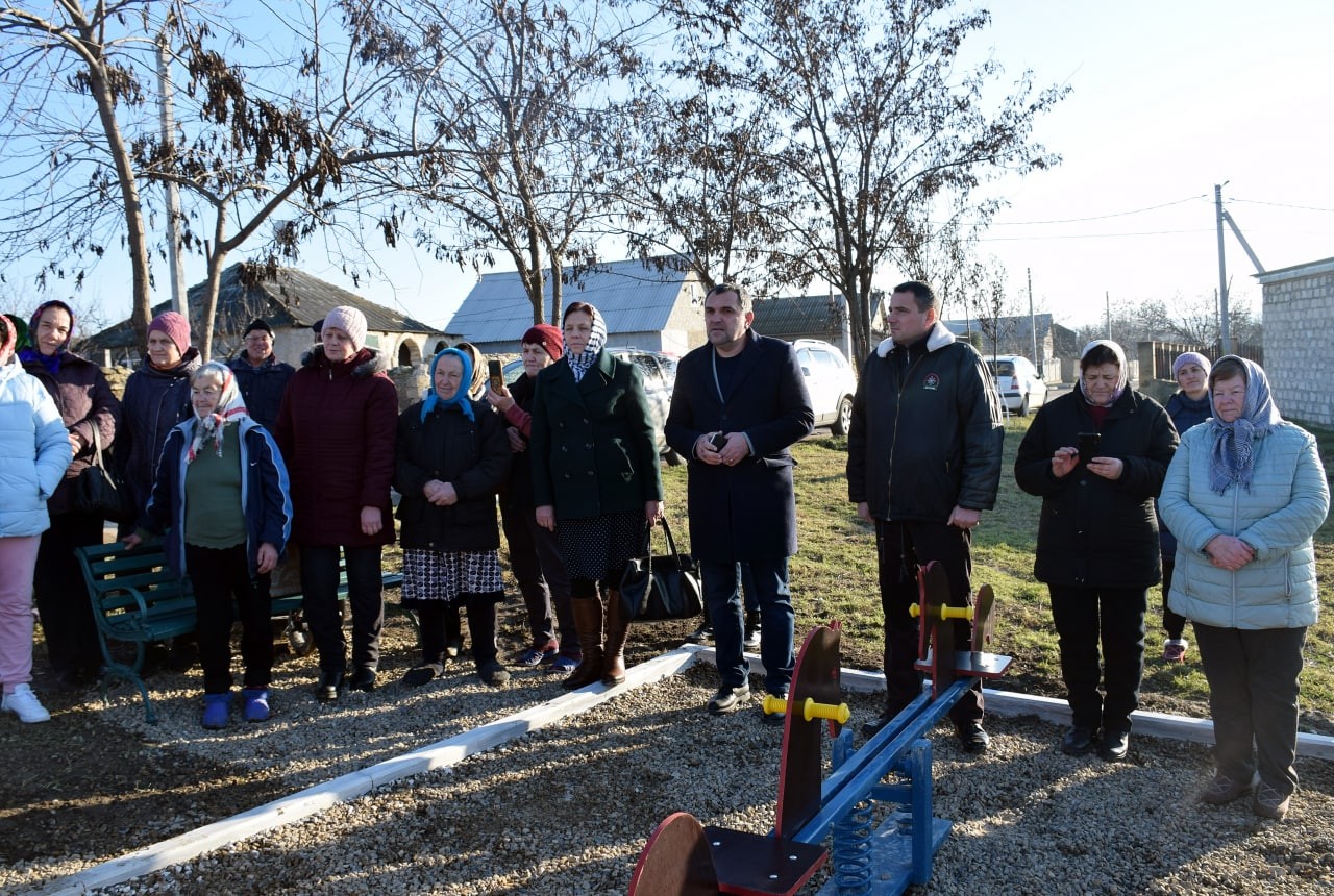 FOTO/VIDEO: Echipa Partidului „ȘOR” continuă să construiască terenuri de joacă