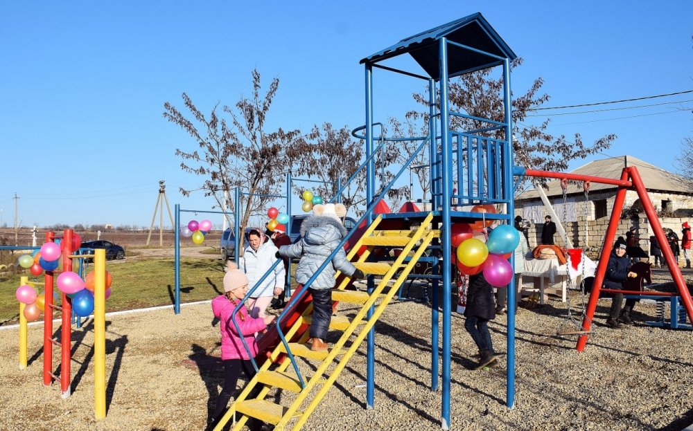 FOTO/VIDEO: Echipa Partidului „ȘOR” continuă să construiască terenuri de joacă