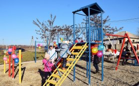 FOTO/VIDEO: Echipa Partidului „ȘOR” continuă să construiască terenuri de joacă