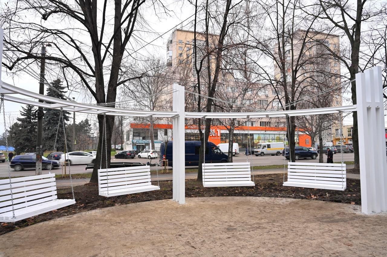 FOTO // Un nou scuar cu leagăne pentru locuitorii capitalei amenajat pe strada Calea Ieșilor din Chișinău