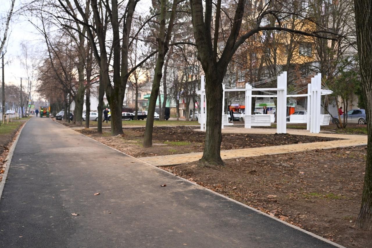 FOTO // Un nou scuar cu leagăne pentru locuitorii capitalei amenajat pe strada Calea Ieșilor din Chișinău