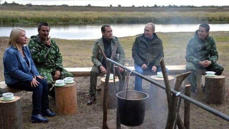 FOTO // Cine este „Natasha”, femeia care stă lângă Putin în aproape toate aparițiile publice