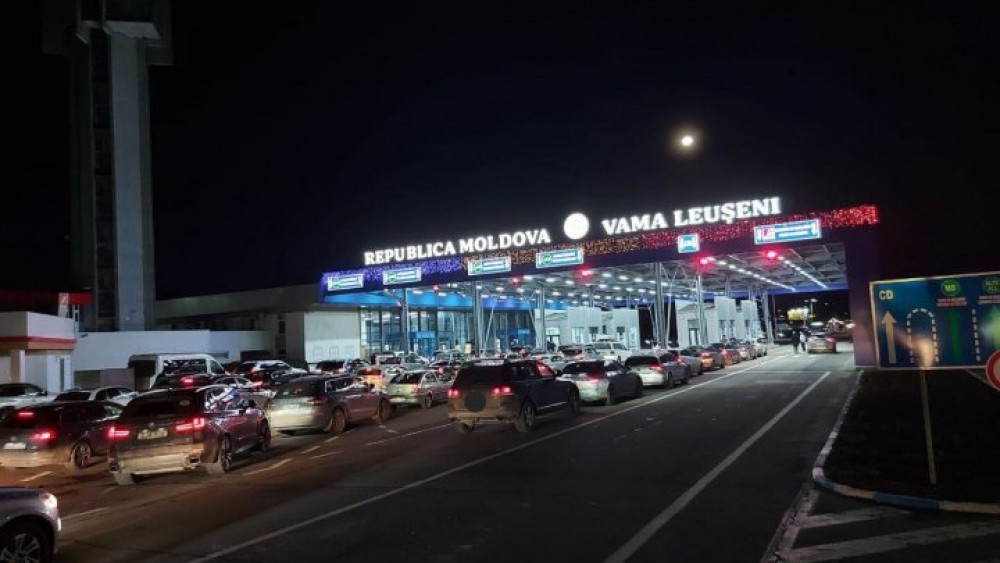Cozi imense la Punctele de Traversare a frontierei. În jur de 80 de mașini așteaptă intrarea în țară