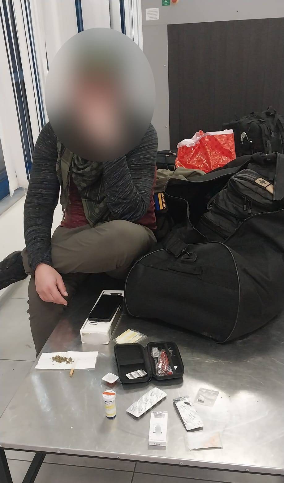 Un american a vrut să iasă din Moldova cu substanțe psihotrope și țigări cu cânepă