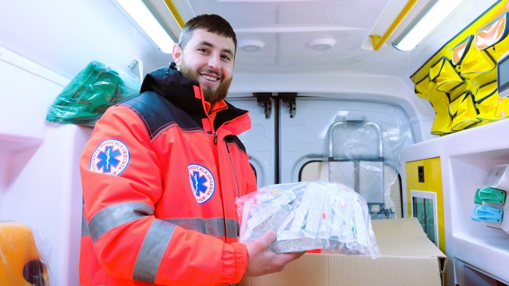 FOTO // Echipele de asistență medicală urgentă din țară au primit ambulanțe noi