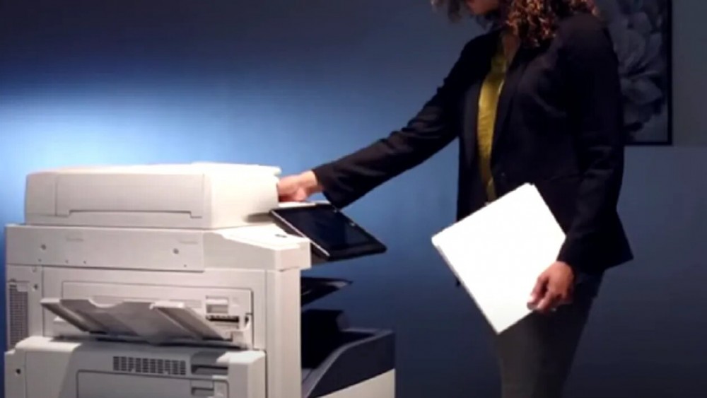 INCREDIBIL! Salariul la care mulți doar pot visa: Câți bani primește lunar un „operator de xerox” din Parlamentul României