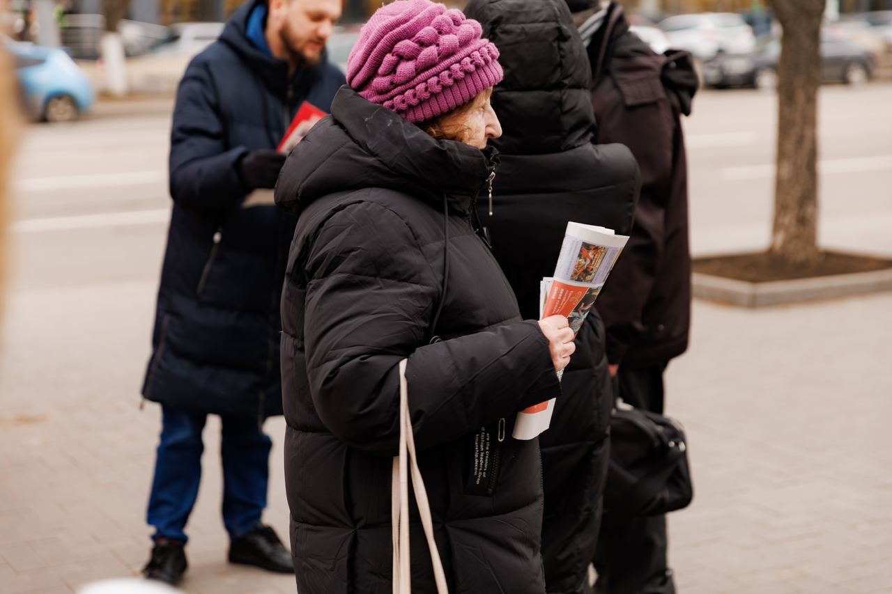 Vicepreședintele Partidului „ȘOR”, Marina Tauber, a discutat cu oamenii care au apelat la punctele de informare deschise de formațiune în Capitală