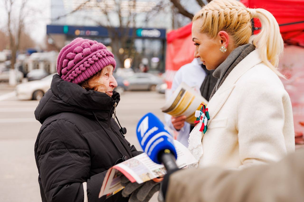 Vicepreședintele Partidului „ȘOR”, Marina Tauber, a discutat cu oamenii care au apelat la punctele de informare deschise de formațiune în Capitală