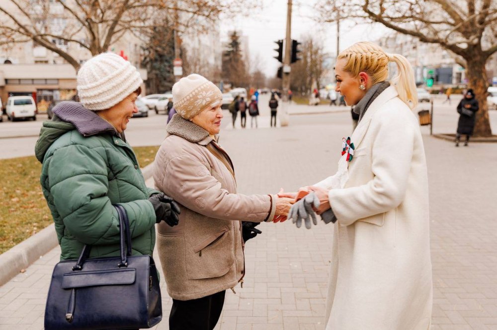 Vicepreședintele Partidului „ȘOR”, Marina Tauber, a discutat cu oamenii care au apelat la punctele de informare deschise de formațiune în Capitală