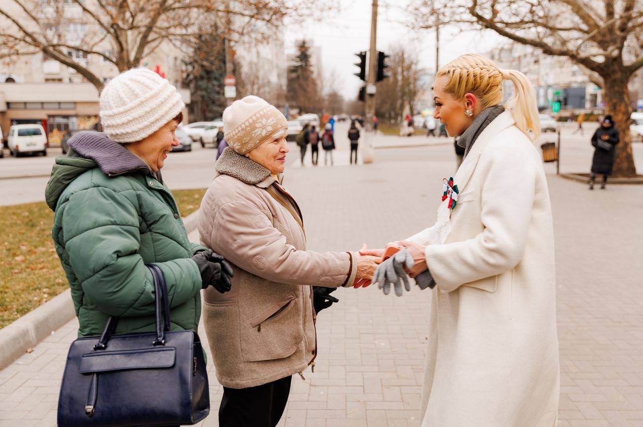 Vicepreședintele Partidului „ȘOR”, Marina Tauber, a discutat cu oamenii care au apelat la punctele de informare deschise de formațiune în Capitală