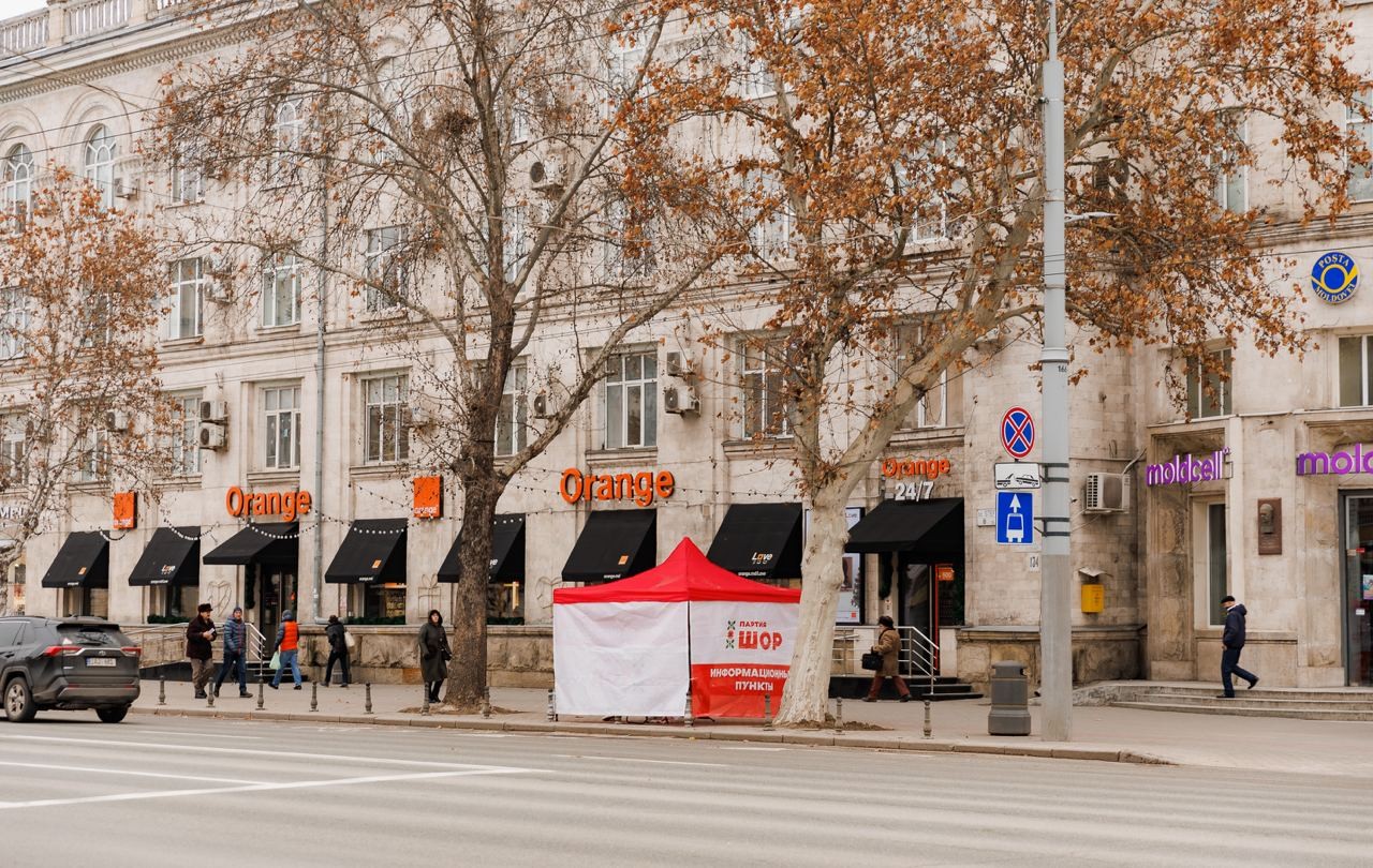 Vicepreședintele Partidului „ȘOR”, Marina Tauber, a discutat cu oamenii care au apelat la punctele de informare deschise de formațiune în Capitală