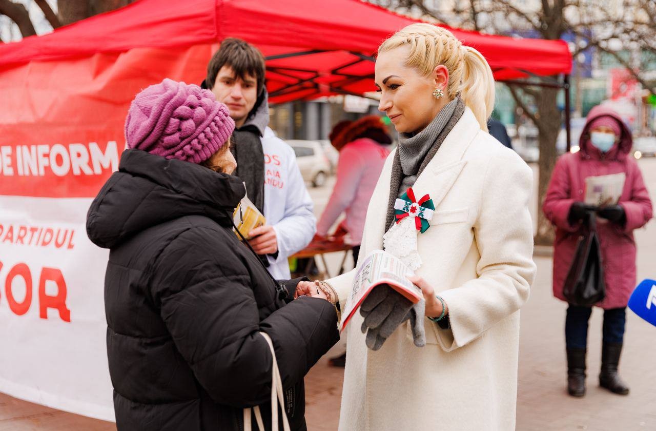 Vicepreședintele Partidului „ȘOR”, Marina Tauber, a discutat cu oamenii care au apelat la punctele de informare deschise de formațiune în Capitală