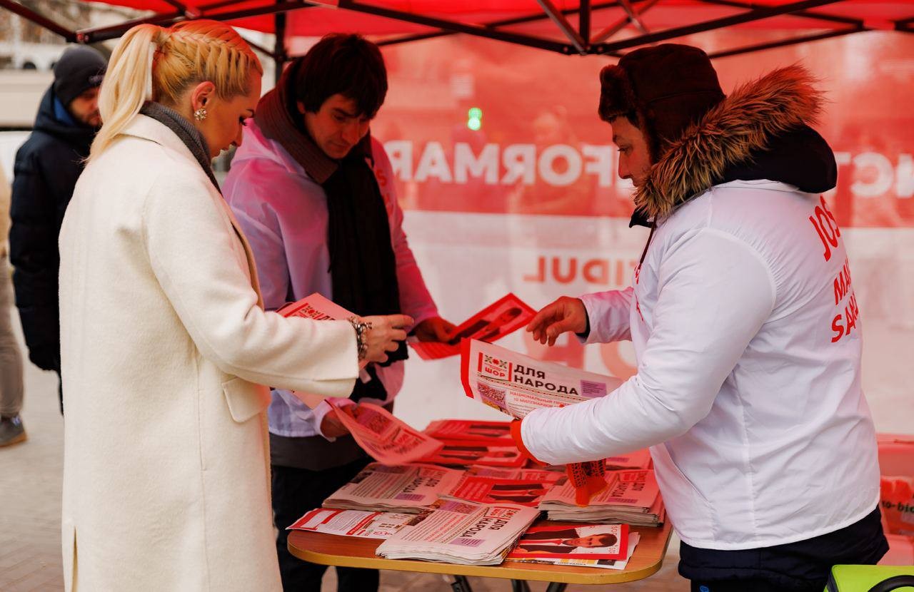 Vicepreședintele Partidului „ȘOR”, Marina Tauber, a discutat cu oamenii care au apelat la punctele de informare deschise de formațiune în Capitală