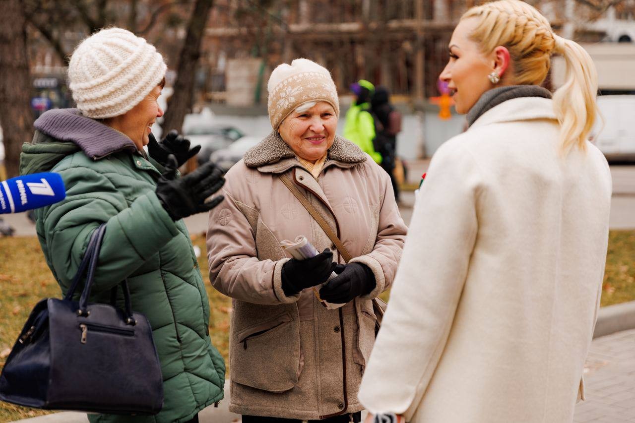 Vicepreședintele Partidului „ȘOR”, Marina Tauber, a discutat cu oamenii care au apelat la punctele de informare deschise de formațiune în Capitală