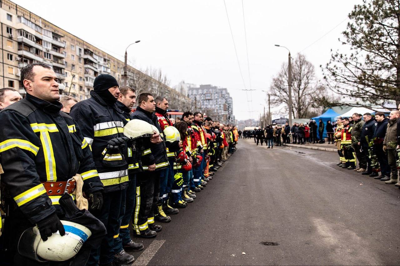 FOTO // Imagini din Ucraina care-ți stârnesc lacrimi. Zeci de jucării, aduse în fața blocului bombardat din Dnipro
