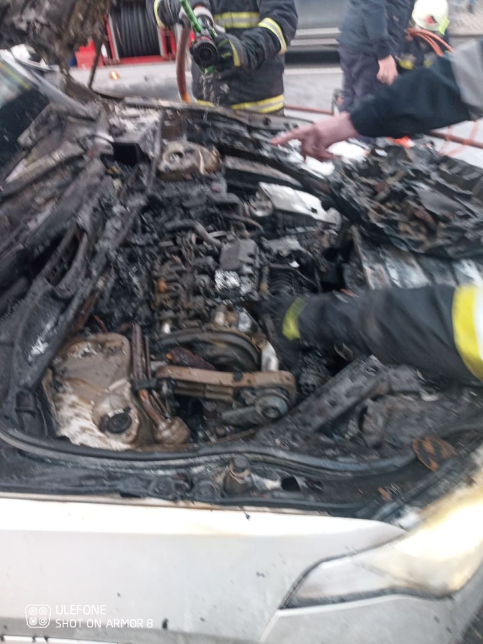 Incendiu în centrul Capitalei. Un Volvo a luat foc în mijlocul drumului