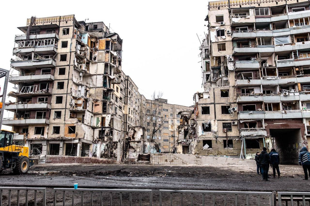 FOTO // Imagini din Ucraina care-ți stârnesc lacrimi. Zeci de jucării, aduse în fața blocului bombardat din Dnipro
