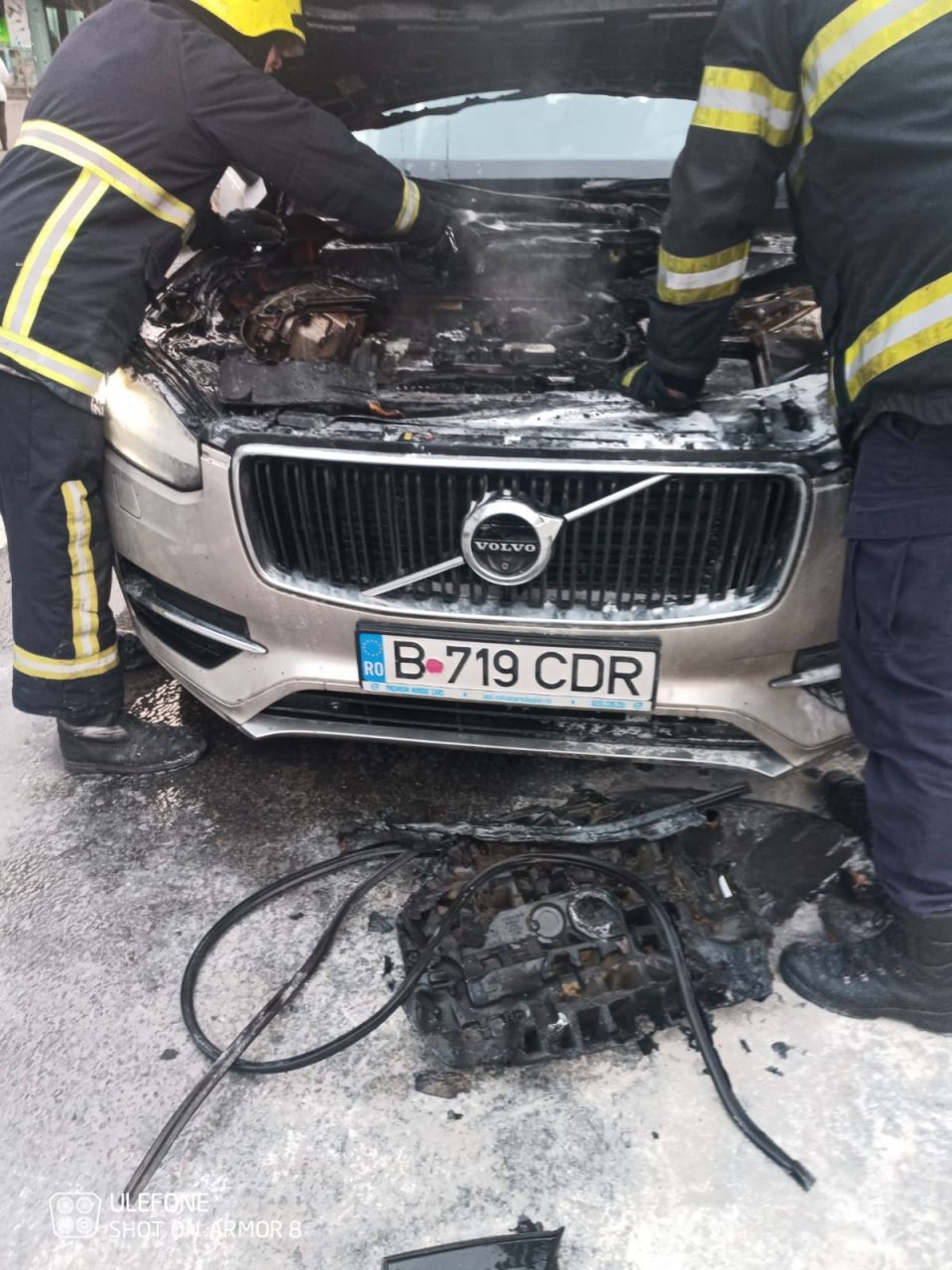 Incendiu în centrul Capitalei. Un Volvo a luat foc în mijlocul drumului