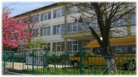Trei elevi de clasa a 8-a, transportați de urgență la spital după ce au consumat droguri în curtea unei școli din localitatea Petroșani, România