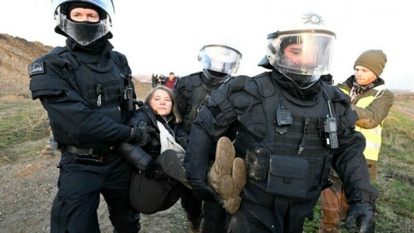 Greta Thunberg a fost reținută de polițiști în Germania. De ce a fost ridicată