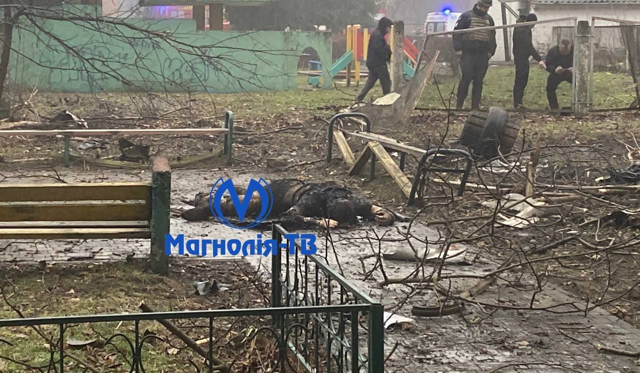 FOTO // O nouă tragedie în Ucraina: Un elicopter s-a prăbuşit în apropierea unei grădiniţe în regiunea Kiev. Mai mulți copii au murit