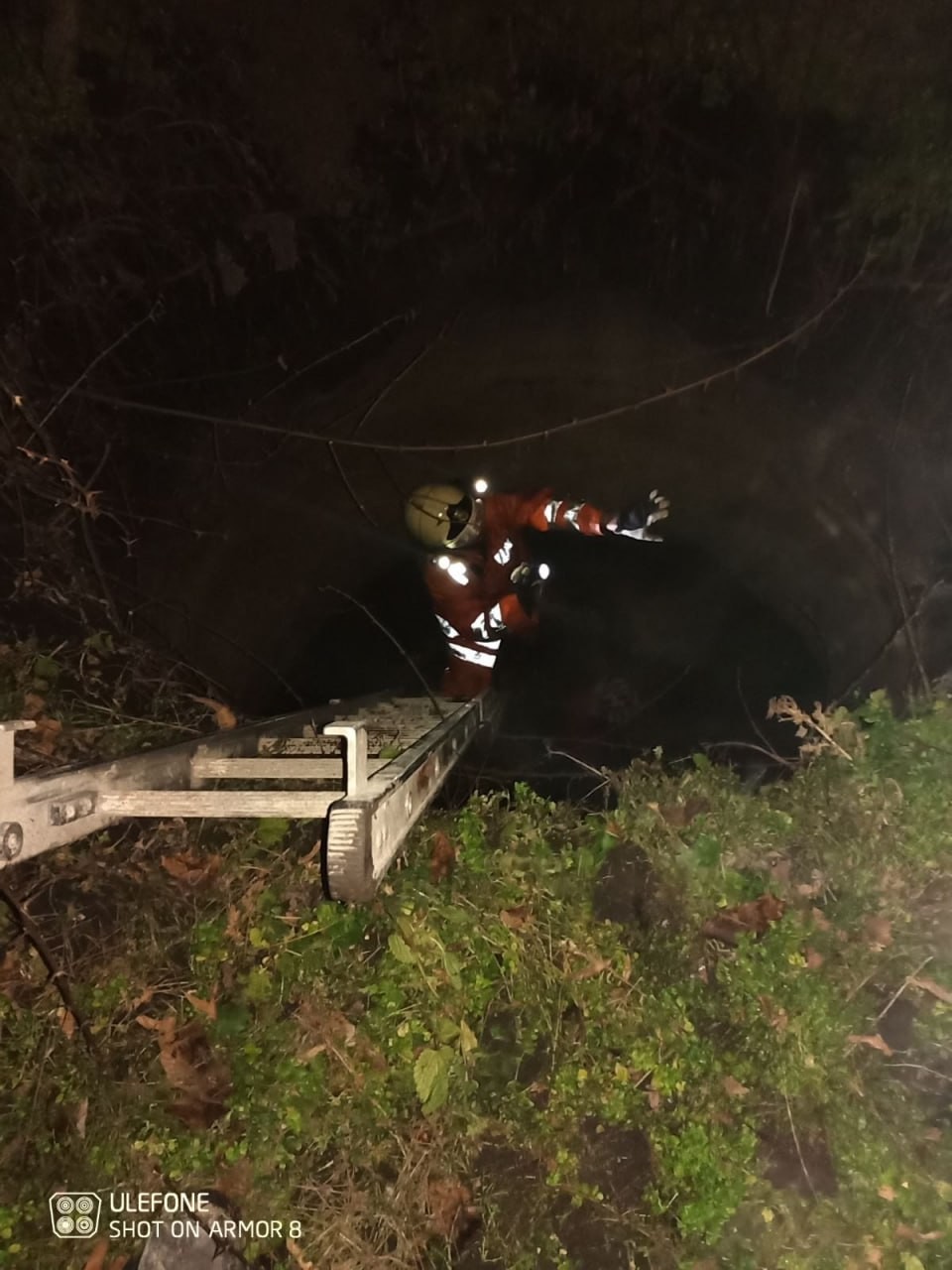La un pas de tragedie. O femeie a căzut într-o groapă de canalizare