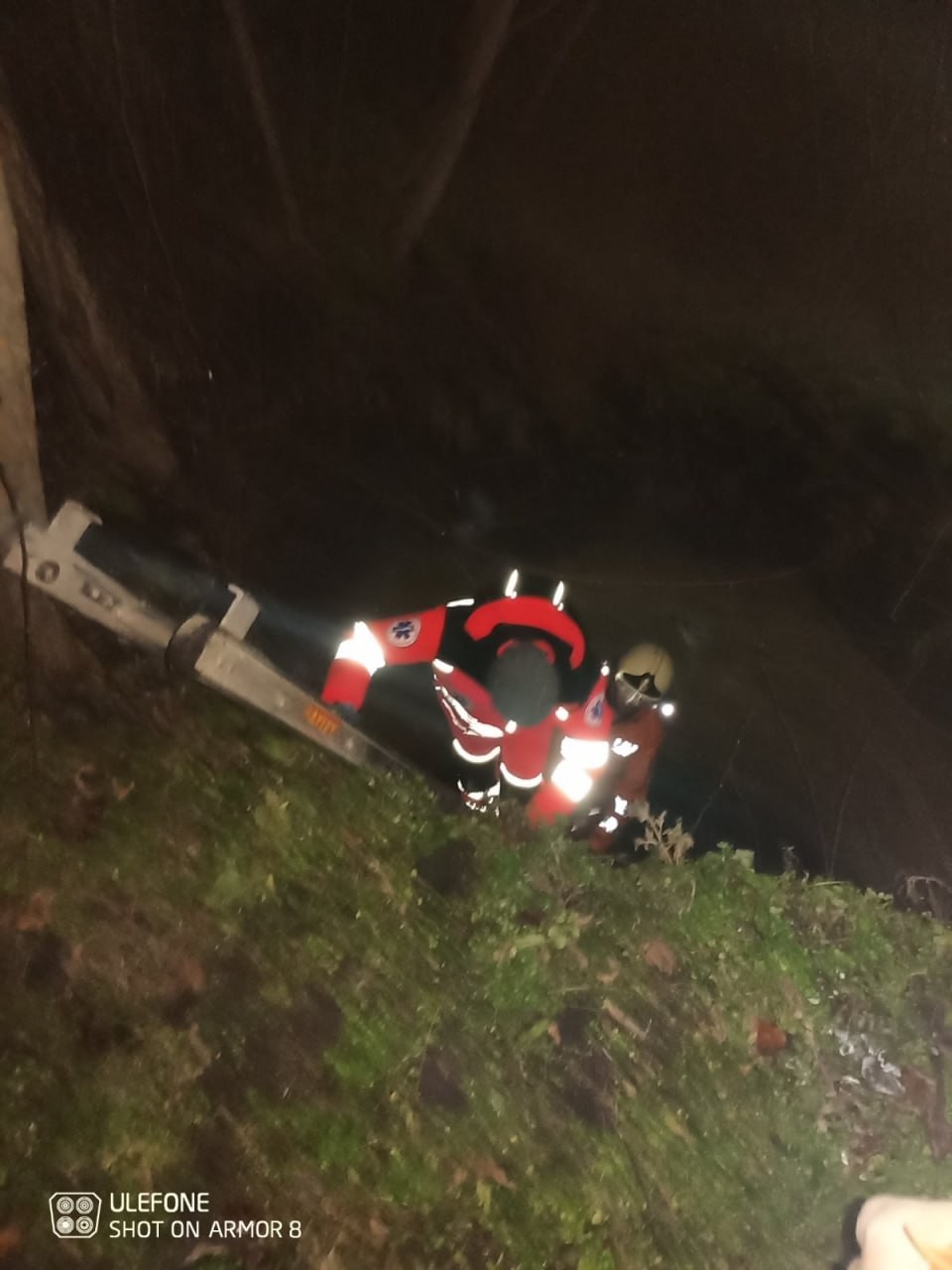 La un pas de tragedie. O femeie a căzut într-o groapă de canalizare