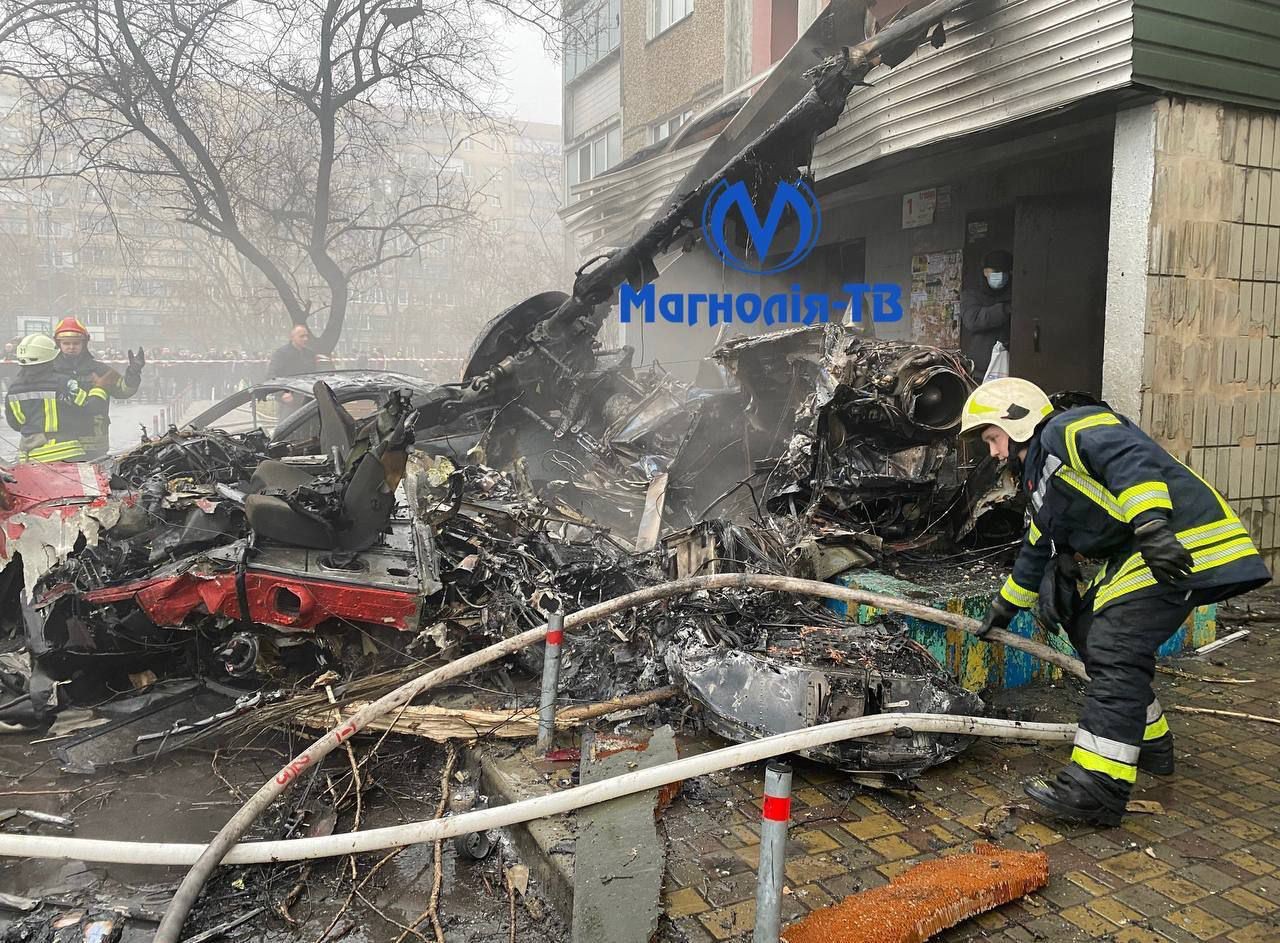 FOTO // O nouă tragedie în Ucraina: Un elicopter s-a prăbuşit în apropierea unei grădiniţe în regiunea Kiev. Mai mulți copii au murit