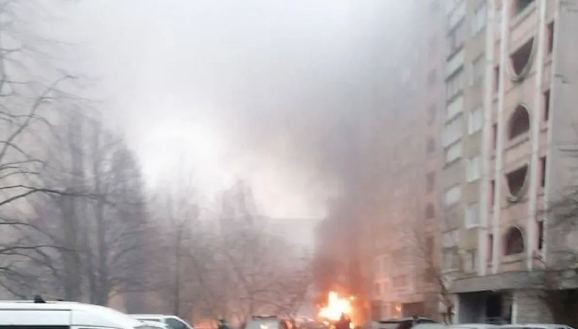 FOTO // O nouă tragedie în Ucraina: Un elicopter s-a prăbuşit în apropierea unei grădiniţe în regiunea Kiev. Mai mulți copii au murit