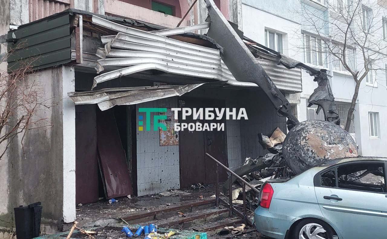 FOTO // O nouă tragedie în Ucraina: Un elicopter s-a prăbuşit în apropierea unei grădiniţe în regiunea Kiev. Mai mulți copii au murit