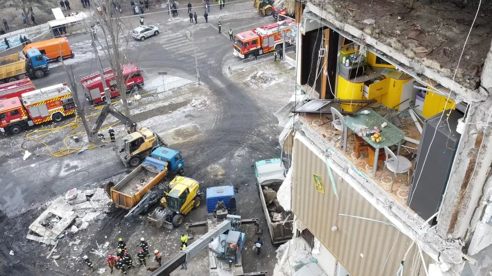 FOTO // Bucătăria din Ucraina, devenită virală: A rămas întreagă, după rachetele lui Putin. Cine locuia în apartament