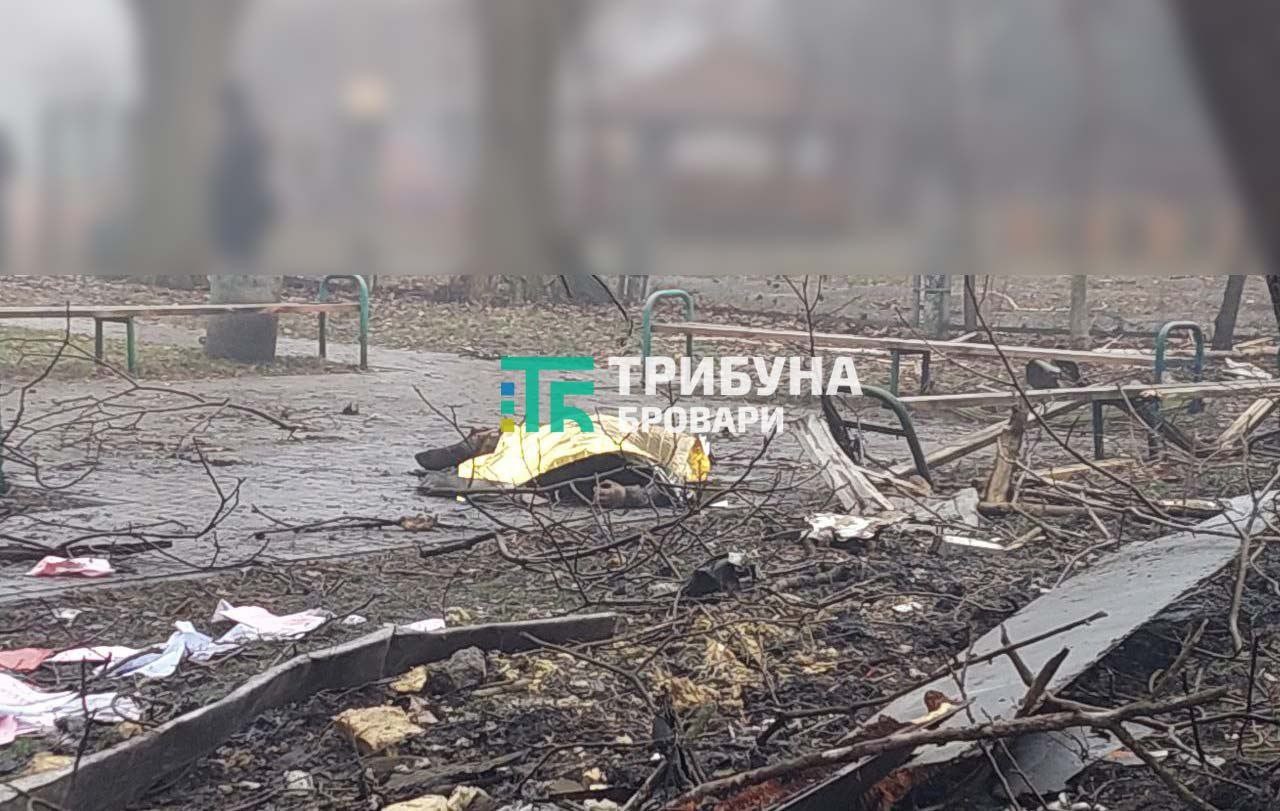 FOTO // O nouă tragedie în Ucraina: Un elicopter s-a prăbuşit în apropierea unei grădiniţe în regiunea Kiev. Mai mulți copii au murit