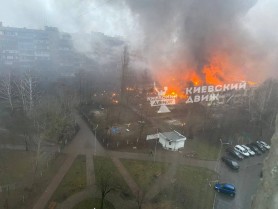 FOTO // O nouă tragedie în Ucraina: Un elicopter s-a prăbuşit în apropierea unei grădiniţe în regiunea Kiev. Mai mulți copii au murit