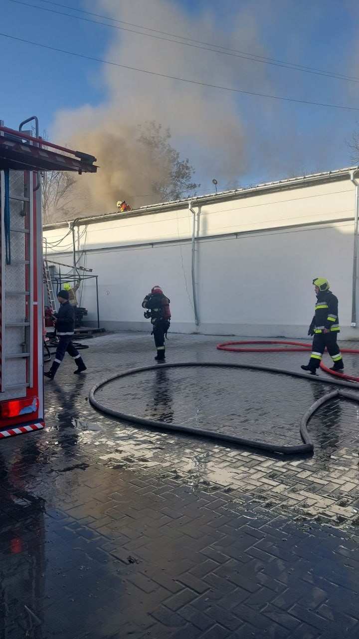 FOTO // Incendiu puternic în Capitală. Un depozit a luat foc