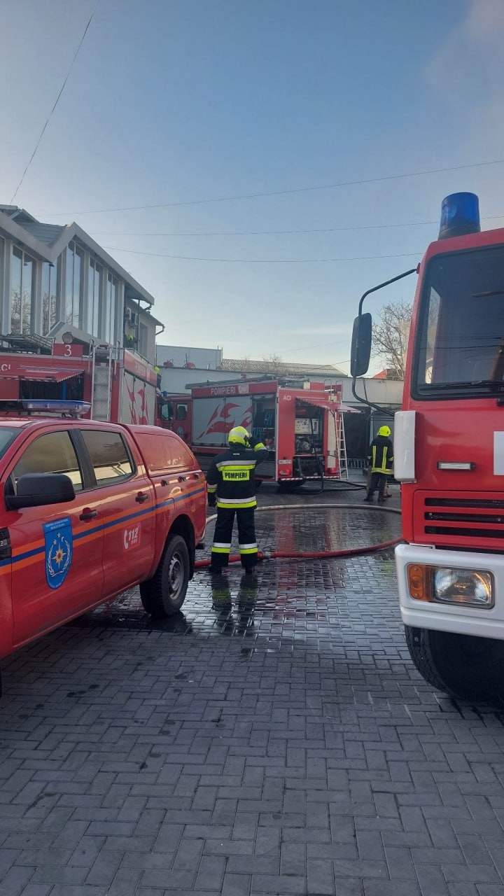 FOTO // Incendiu puternic în Capitală. Un depozit a luat foc