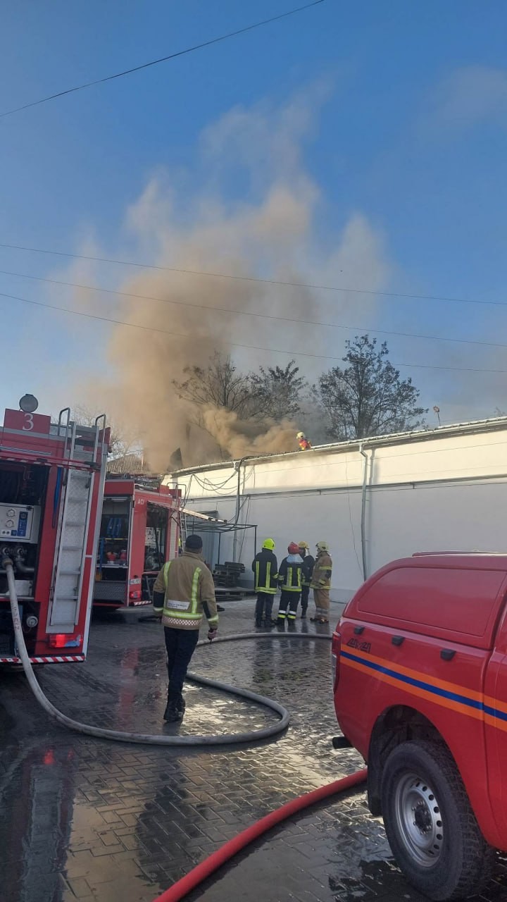 FOTO // Incendiu puternic în Capitală. Un depozit a luat foc